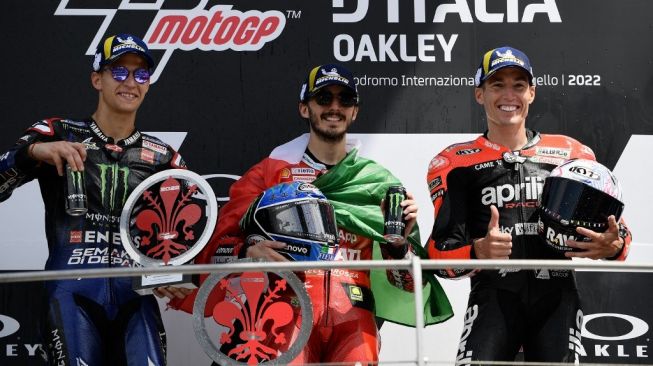 Rider Ducati, Francesco Bagnaia (tengah) memenangi MotoGP Italia di Sirkuit Mugello, Minggu (29/5/2022) malam WIB. [Filippo MONTEFORTE / AFP]