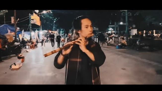 Penampilan Govind Marbun di video musik lagu "Maliobro Night" dari DJ Rean. [YouTube]