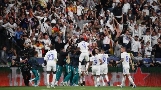 Para pemain Real Madrid merayakan gol Vinicius Junior pada pertandingan sepak bola final Liga Champions UEFA antara Liverpool dan Real Madrid di Stade de France di Saint-Denis, Paris, pada 28 Mei 2022. FRANCKFIFE/AFP