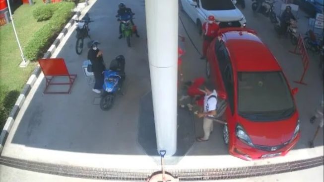 Terekam CCTV, Seorang Pria Bertopi Hitam Pukuli Petugas SPBU di Palangkaraya, Ancam Petugas Lain Pakai Mandau