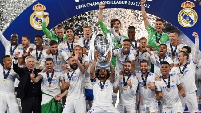 Bek Real Madrid Marcelo mengangkat trofi Liga Champions setelah kemenangan Madrid atas Liverpool 1-0 dalam pertandingan sepak bola final Liga Champions UEFA di Stade de France di Saint-Denis, utara Paris, pada 28 Mei 2022. Paul ELLIS/AFP