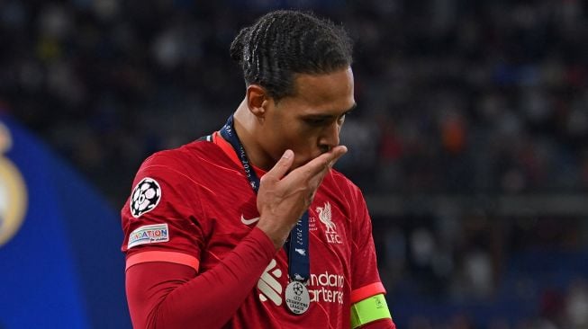 Bek Liverpool asal Belanda Virgil van Dijk bereaksi selama upacara penyerahan medali pada akhir pertandingan sepak bola final Liga Champions UEFA antara Liverpool dan Real  di Stade de France, Paris, Prancis, Sabtu waktu setempat (Minggu WIB). Paul ELLIS / AFP
