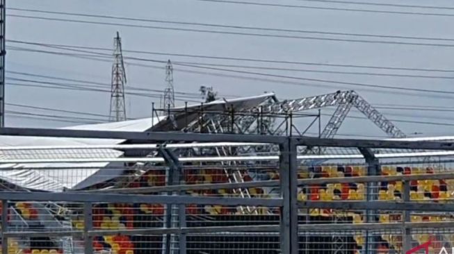 Atap tribun roboh di Sirkuit Formula E Ancol belum diperbaiki kontraktor. (Antara)