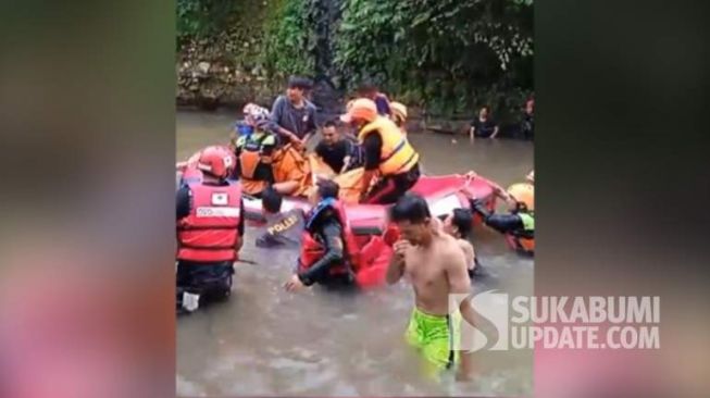 Tim SAR gabungan saat mengevakuasi jenazah Raitan (14 tahun) dari dasar sungai Cipelang Sukabumi, Ahad (29/5/2022). Raitan adalah satu dari tiga anak yang hanyut tenggelam di sungai tersebut.  Sukabumiupdate.com/Riza]