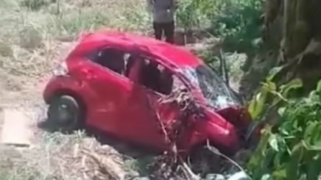 Mobil Honda Brio merah terjun ke jurang di Kabupaten Bengkulu Tengah (Instagram/ @terangmedia).