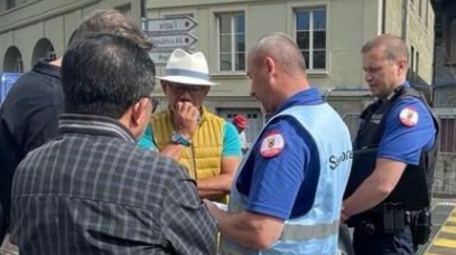Ridwan Kamil nampak berdiskusi dengan Tim SAR di Kota Bern Swiss [Foto: Dokumentasi KBRI]