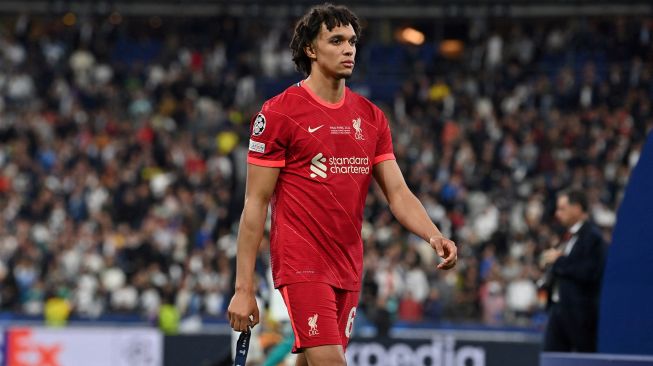 Bek Liverpool asal Inggris Trent Alexander-Arnold bereaksi selama upacara penyerahan medali di akhir pertandingan sepak bola final Liga Champions UEFA antara Liverpool dan Real Madrid  di Stade de France, Paris, Prancis, Sabtu waktu setempat (Minggu WIB).
Paul ELLIS / AFP