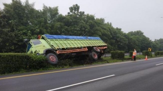 Diduga Ngantuk, Truk Terguling Di Parit Tol Tangerang-Merak ...