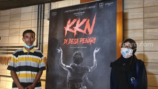 Keseruan warga Dusun Ngluweng, Kalurahan Ngleri, Kapanewon Playen, Gunungkidul nonton bareng film KKN di Desa Penari di CGV Hartono Mall Yogyakarta, Minggu (29/5/2022). - (SuaraJogja.id/Hiskia Andika)