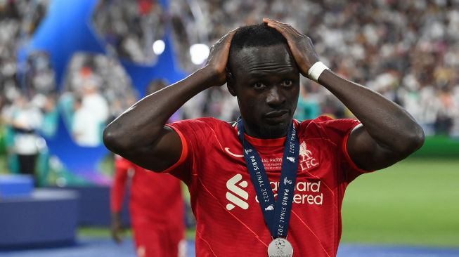 Striker Liverpool asal Senegal Sadio Mane (kiri) bereaksi setelah Real Madrid memenangkan pertandingan sepak bola final Liga Champions UEFA antara Liverpool dan Real Madrid di Stade de France di Saint-Denis, utara Paris, pada 28 Mei 2022. FRANCK FIFE / AFP
