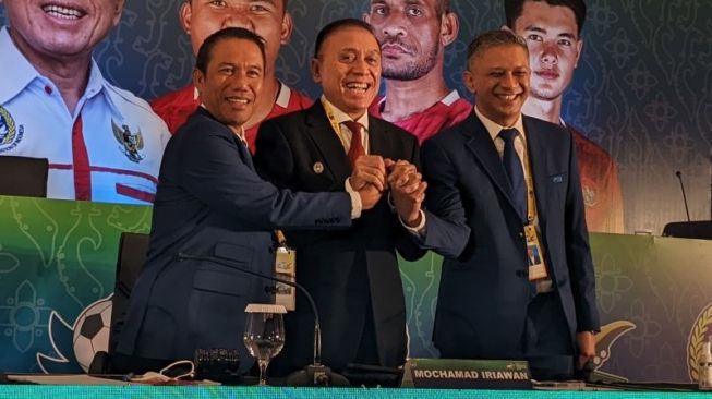 Ketua Umum PSSI Mochamad Iriawan (tengah) berfoto bersama Wakil Ketua Umum PSSI Iwan Budianto (kanan) dan Sekretaris Jenderal PSSI Yunus Nusi usai Kongres Biasa PSSI 2022 di Bandung, Senin (30/5/2022). Kongres tersebut menghasilkan beberapa keputusan termasuk soal format Liga 1 dan Liga 2 serta perubahan nama beberapa klub. (Michael Siahaan)