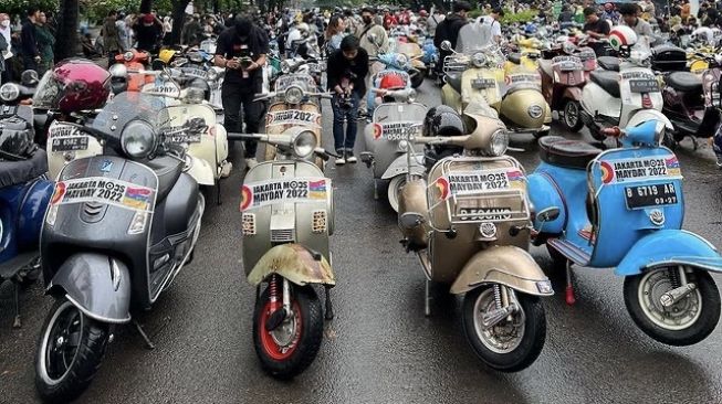 Deretan Vespa nan bergaya menunggu Scooter Riding di acara Jakarta Mods MayDay 2022 [Instagram: rifato].