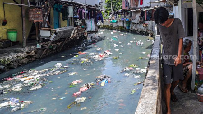 Warga beraktifitas di salah satu pemukiman padat penduduk di kawasan Tanah Abang, Jakarta Pusat, Senin (30/5/2022). [Suara.com/Alfian Winanto]