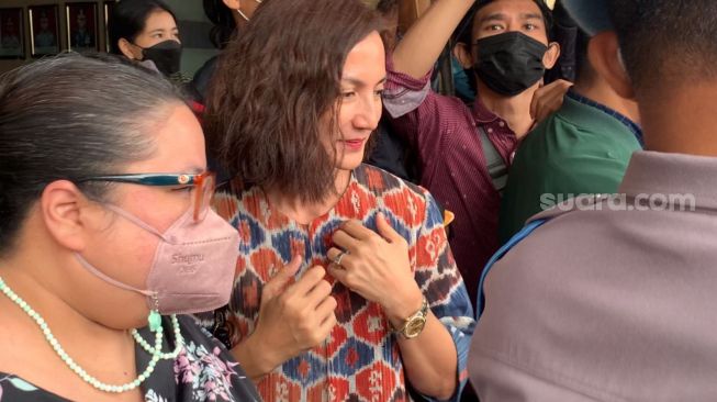 Wanda Hamidah dan kuasa hukumnya, Tegar Putuhena di Polres Metro Depok [Suara.com/Adiyoga Priyambodo]