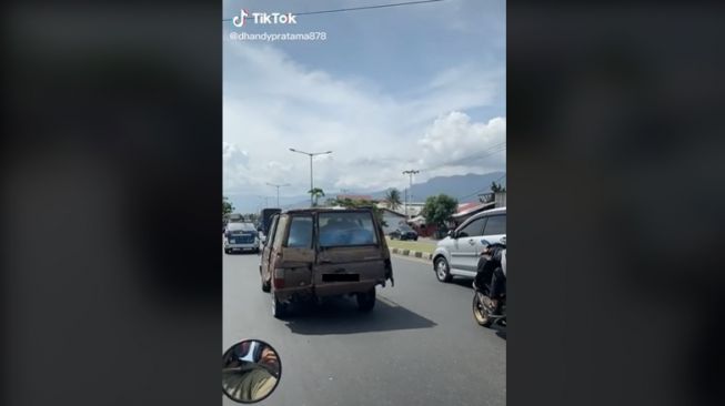 Mobil kijang jadul terlihat hampir rontok di jalan raya. [TikTok]