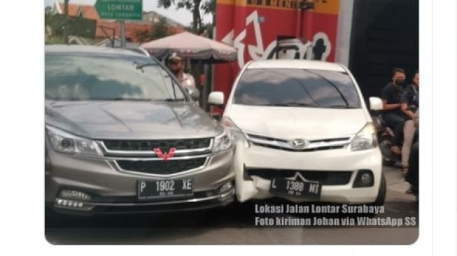 Sebuah mobil Wuling Cortez dan Daihatsu Xenia terlibat tabrakan di Surabaya pada Senin (30/5/2022). [Twitter/Radio Suara Surabaya]