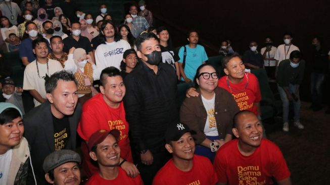 Wali Kota Medan Bobby Nasution foto bersama pemain 'Ngeri Ngeri Sedap'. [dok Pemkot Medan]