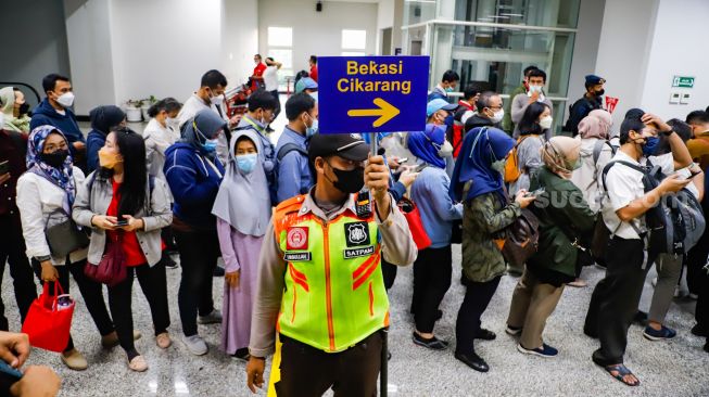 Sejumlah penumpang berpindah tujuan kereta saat penerapan switch over (SO) ke-5 di Stasiun Manggarai, Jakarta Selatan, Senin (30/5/2022). [Suara.com/Alfian Winanto]