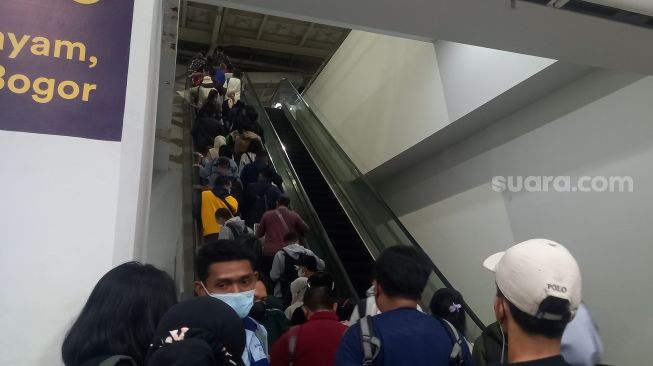 Volume penumpang masih tinggi di Stasiun Manggarai, Jakarta Selatan, Senin (30/5/2022) sore. [Suara.com/Yosea Arga Pramudita]