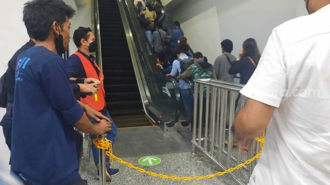 Volume Penumpang Masih Tinggi di Stasiun Manggarai, Eskalator Sempat Mati