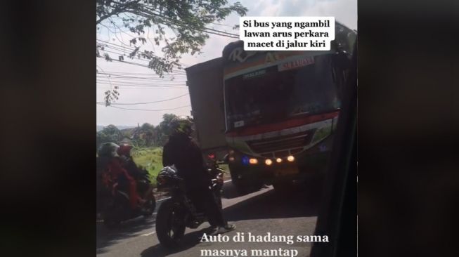 Pemotor menghadang laju bus yang ngeblong di jalan (TikTok)