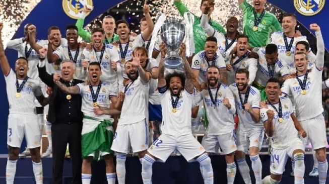 Real Madrid merayakan sukses meraih trofi Liga Champions setelah kemenangan atas Liverpool dalam pertandingan sepak bola final Liga Champions UEFA di Stade de France di Saint-Denis, utara Paris, pada 28 Mei 2022. Paul ELLIS/AFP