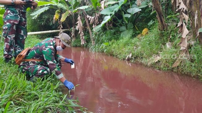 Ungkap Hasil Lab Pencemaran Sungai Cimeta Berwarna Merah, DLH Jabar Klaim Tidak Berbahaya