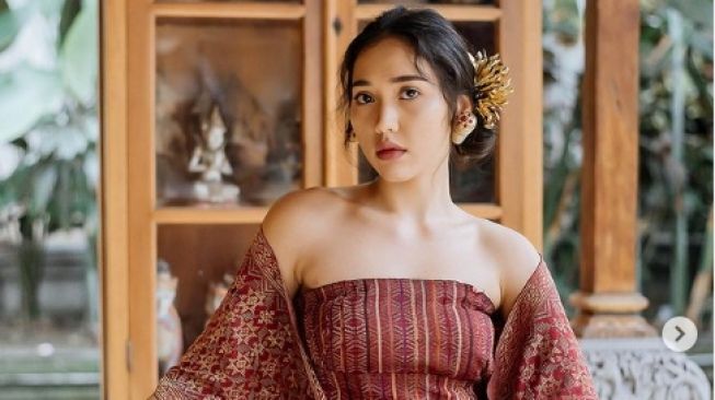 Tak Kalah dari Para Artis, Sosok Laksmi De Nefee di NYFW Pun Curi Perhatian