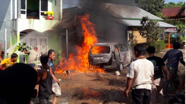 Baru Meninggalkan SPBU di Muara Enim, Mobil Avanza Milik Linda Terbakar hingga Menjalar ke Rumah dan Motor