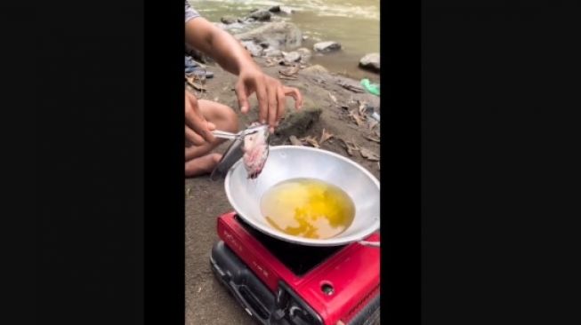 Goreng Ikan Lele di Tepi Sungai, Pria Ini Alami Hal Mengejutkan