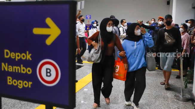 Sejumlah penumpang berpindah tujuan kereta saat penerapan switch over (SO) ke-5 di Stasiun Manggarai, Jakarta Selatan, Senin (30/5/2022). [Suara.com/Alfian Winanto]