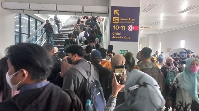 Penampakan penumpang di hari pertama perubahan rute KRL di Stasiun Manggarai. (Suara.com)
