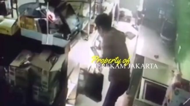 Terekam CCTV, Maling Bobol Minimarket di Bintaro Jaksel, Gondol Rokok dan Uang Rp 900 Ribu