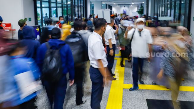 Sejumlah penumpang berpindah tujuan kereta saat penerapan switch over (SO) ke-5 di Stasiun Manggarai, Jakarta Selatan, Senin (30/5/2022). [Suara.com/Alfian Winanto]