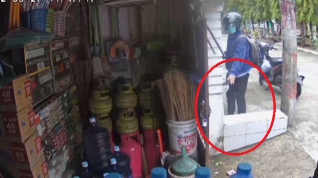 Viral Aksi Pemotor Diduga Buang Sampah di Depan Rumah Tetangga dengan Santainya, Publik Sebut Penyakit Hati