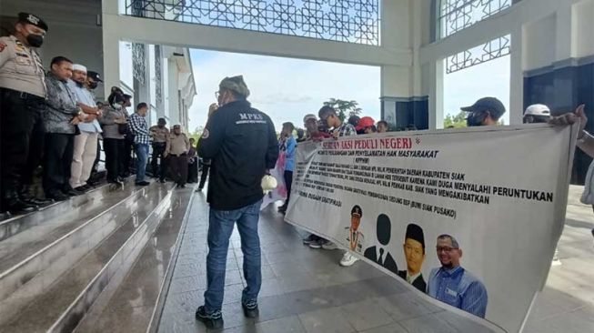 Massa Tuntut Keadilan Ancam Kirim Celana Dalam, DPRD Siak: Mohon Maaf Selama Ini Kami Tertidur