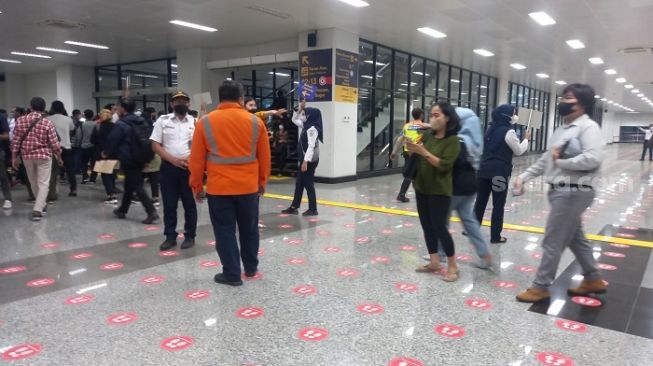 Suasana penumpang di Stasiun Manggarai saat hari kerja perubahan rute KRL. (Suara.com/Arga)