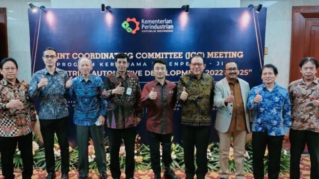  Direktur Jenderal Industri Logam, Mesin, Alat Transportasi, dan Elektronika (Dirjen ILMATE) Kementerian Perindustrian, Taufiek Bawazier (keempat kiri) berfoto bersama saat kegiatan Joint Coordinating Committee (JCC) Meeting dengan Japan International Cooperation Agency (JICA) di Jakarta, beberapa waktu lalu. (ANTARA/ HO Biro Humas Kementerian Prindustrian)