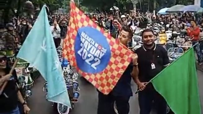 Jakarta Mods MayDay 2022, Scooter Riding, yang dilepas Rifat Sungkar, Wakil Ketua IMI bidang Mobility [screenshot Instagram Jakarta Mods MayDay]