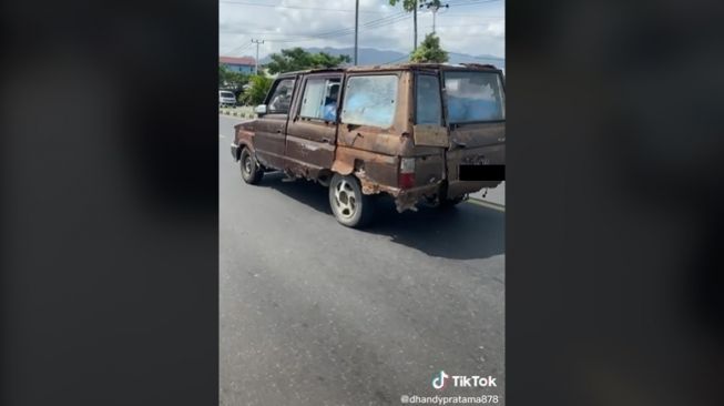 Mobil kijang jadul terlihat hampir rontok di jalan raya. [TikTok]