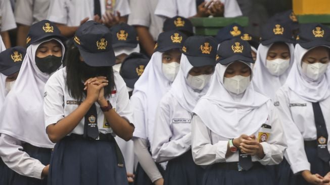 Sejumlah siswa berdoa bersama untuk anak Ridwan Kamil di SMPN 1 Depok, Jawa Barat, Senin (30/5/2022). ANTARA FOTO/Asprilla Dwi Adha
