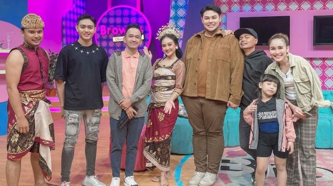 Marvin KDI (kedua dari kiri) di acara Brownis Trans TV. [Instagram]