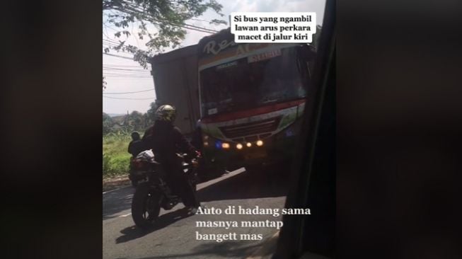 Viral Aksi Seorang Pengendara Motor Adang Bus yang Lawan Arus Gara-gara Macet