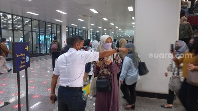 Penampakan penumpang di hari kerja perubahan rute KRL di Stasiun Manggarai. (Suara.com/Yaumal)