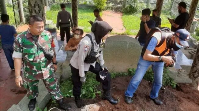 Kuburan Cina di Sumedang Dibongkar Sosok Misterius, Polisi: Pencurian atau Ritual Ilmu Hitam