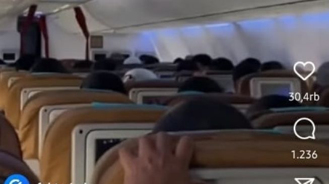 Suasana ketegangan penumpang pesawat Garuda Indonesia yang mengalami turbulensi (Instagram/ @fakta.indo).