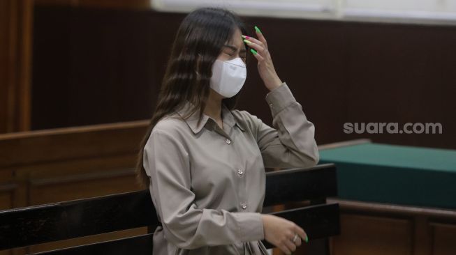 Selebgram Ayu Thalia menjalani sidang lanjutan kasus dugaan pencemaran nama baik terhadap Nicholas Sean dengan beragendakan pembacaan putusan sela di Pengadilan Negeri Jakarta Utara, Selasa (31/5/2022). [Suara.com/Angga Budhiyanto]