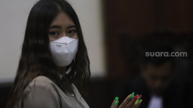 Selebgram Ayu Thalia menjalani sidang lanjutan kasus dugaan pencemaran nama baik terhadap Nicholas Sean dengan beragendakan pembacaan putusan sela di Pengadilan Negeri Jakarta Utara, Selasa (31/5/2022). [Suara.com/Angga Budhiyanto]