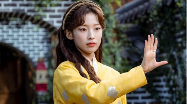 Arin 'Oh My Girl' Jadi Gadis Paling Populer di Drama Korea 'Alchemy of Souls'