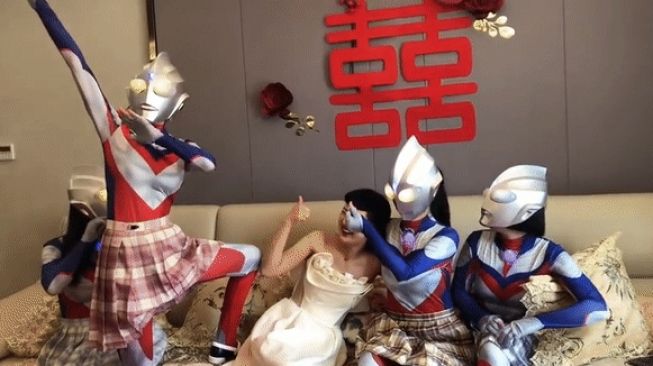Kocak! Para Bridesmaids Wanita Pakai Kostum Ultraman saat Temannya Menikah, Mempelai Auto Ngakak